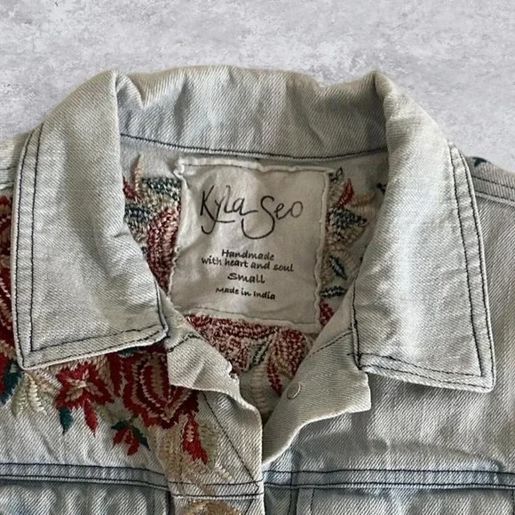 Anthropologie Kyla Seo Light Wash Denim Jacket Floral Rose Embroidered Boho Blue - Picture 7 of 7